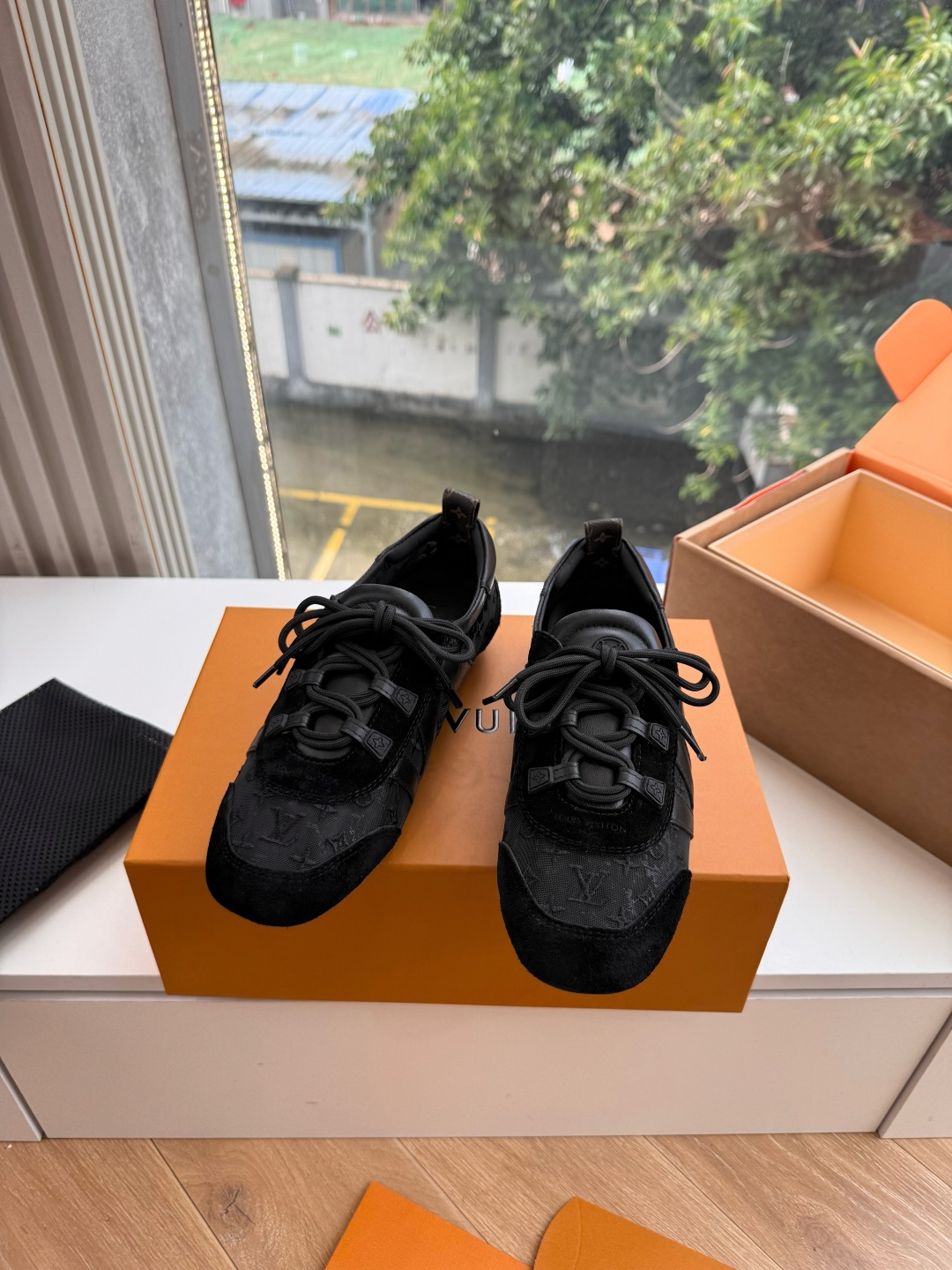 G000所见即所得秀场新款上推出的 LV Footprint Soccer 芭蕾运动鞋是 Pharrell Willia