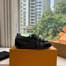 G000所见即所得秀场新款上推出的 LV Footprint Soccer 芭蕾运动鞋是 Pharrell Willia G000所见即所得秀场新款上推出的 LV Footprint Soccer 芭蕾运动鞋是 Pharrell Willia