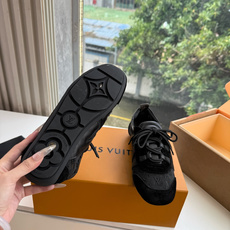 G000所见即所得秀场新款上推出的 LV Footprint Soccer 芭蕾运动鞋是 Pharrell Willia G000所见即所得秀场新款上推出的 LV Footprint Soccer 芭蕾运动鞋是 Pharrell Willia
