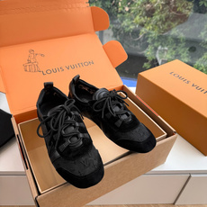 G000所见即所得秀场新款上推出的 LV Footprint Soccer 芭蕾运动鞋是 Pharrell Willia G000所见即所得秀场新款上推出的 LV Footprint Soccer 芭蕾运动鞋是 Pharrell Willia