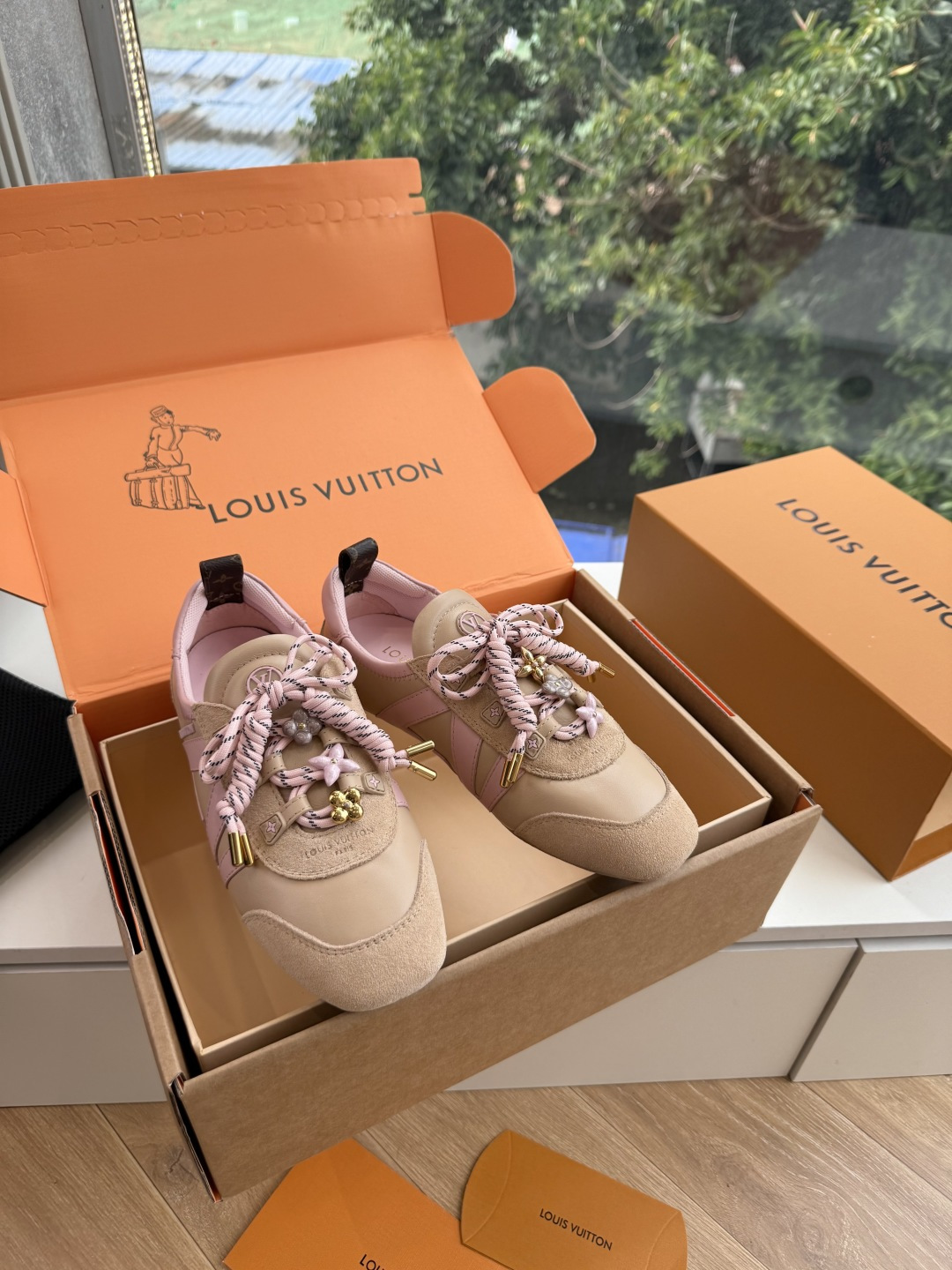 G000所见即所得秀场新款上推出的 LV Footprint Soccer 芭蕾运动鞋是 Pharrell Willia