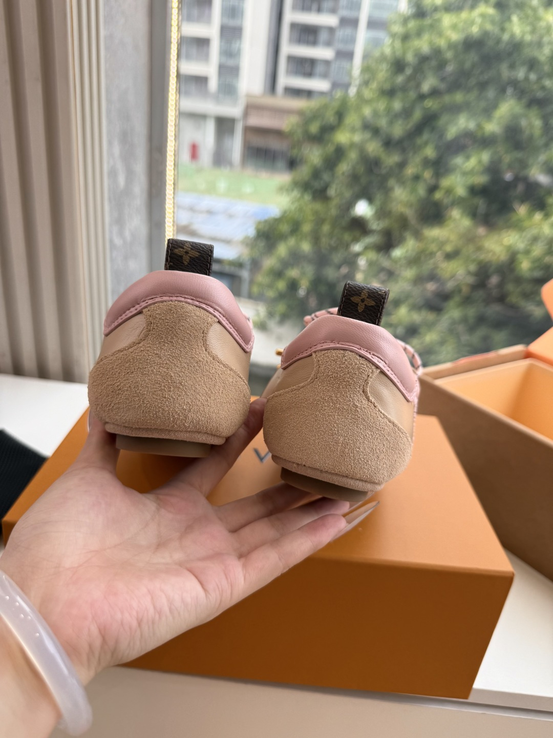 G000所见即所得秀场新款上推出的 LV Footprint Soccer 芭蕾运动鞋是 Pharrell Willia