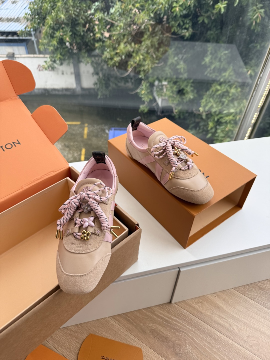 G000所见即所得秀场新款上推出的 LV Footprint Soccer 芭蕾运动鞋是 Pharrell Willia