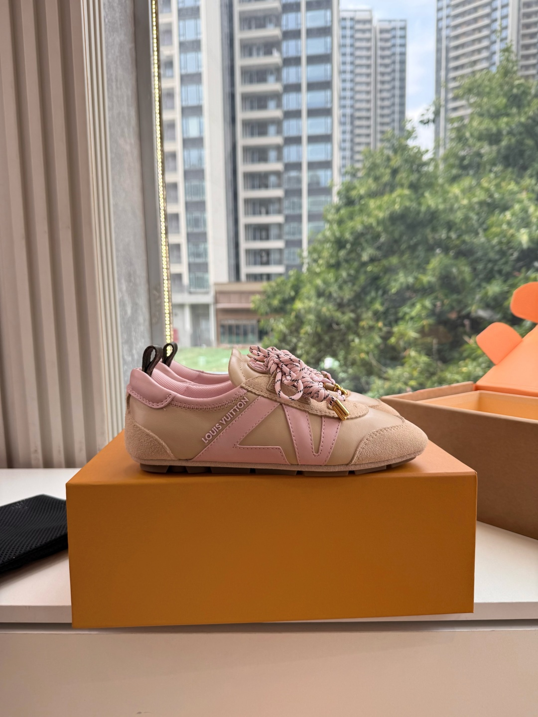 G000所见即所得秀场新款上推出的 LV Footprint Soccer 芭蕾运动鞋是 Pharrell Willia