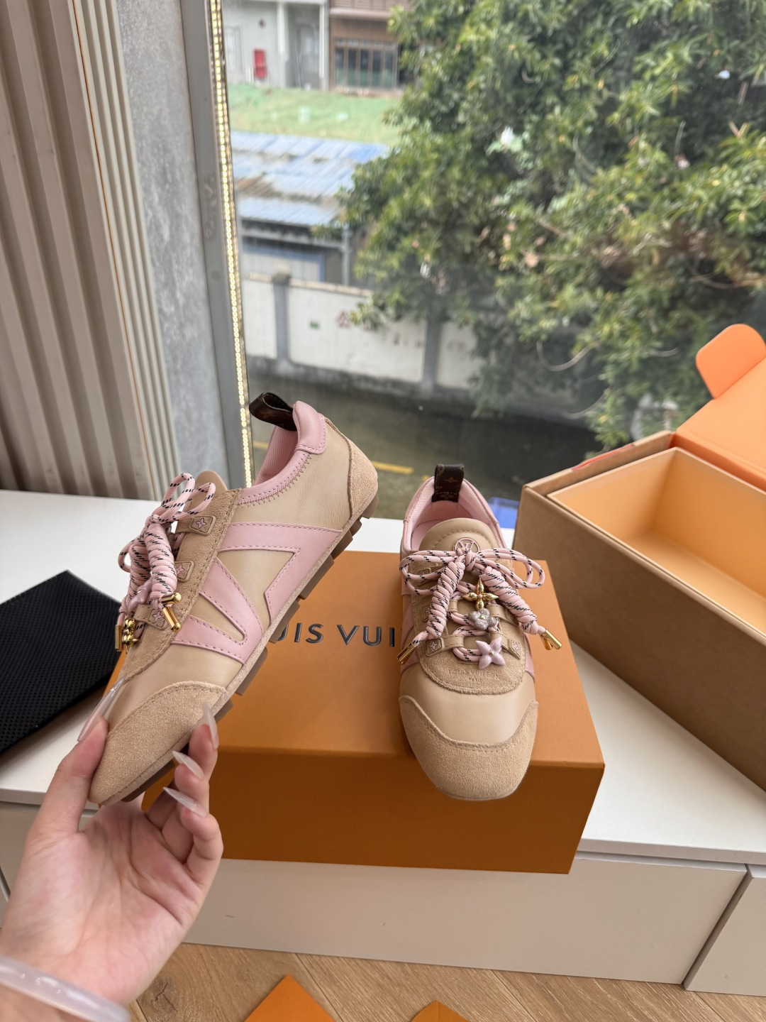 G000所见即所得秀场新款上推出的 LV Footprint Soccer 芭蕾运动鞋是 Pharrell Willia