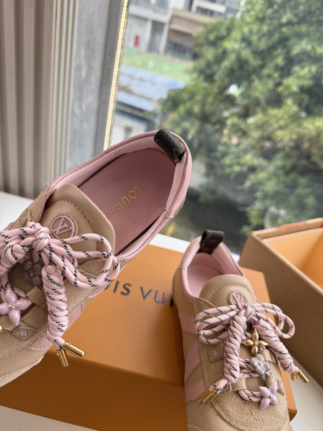 G000所见即所得秀场新款上推出的 LV Footprint Soccer 芭蕾运动鞋是 Pharrell Willia