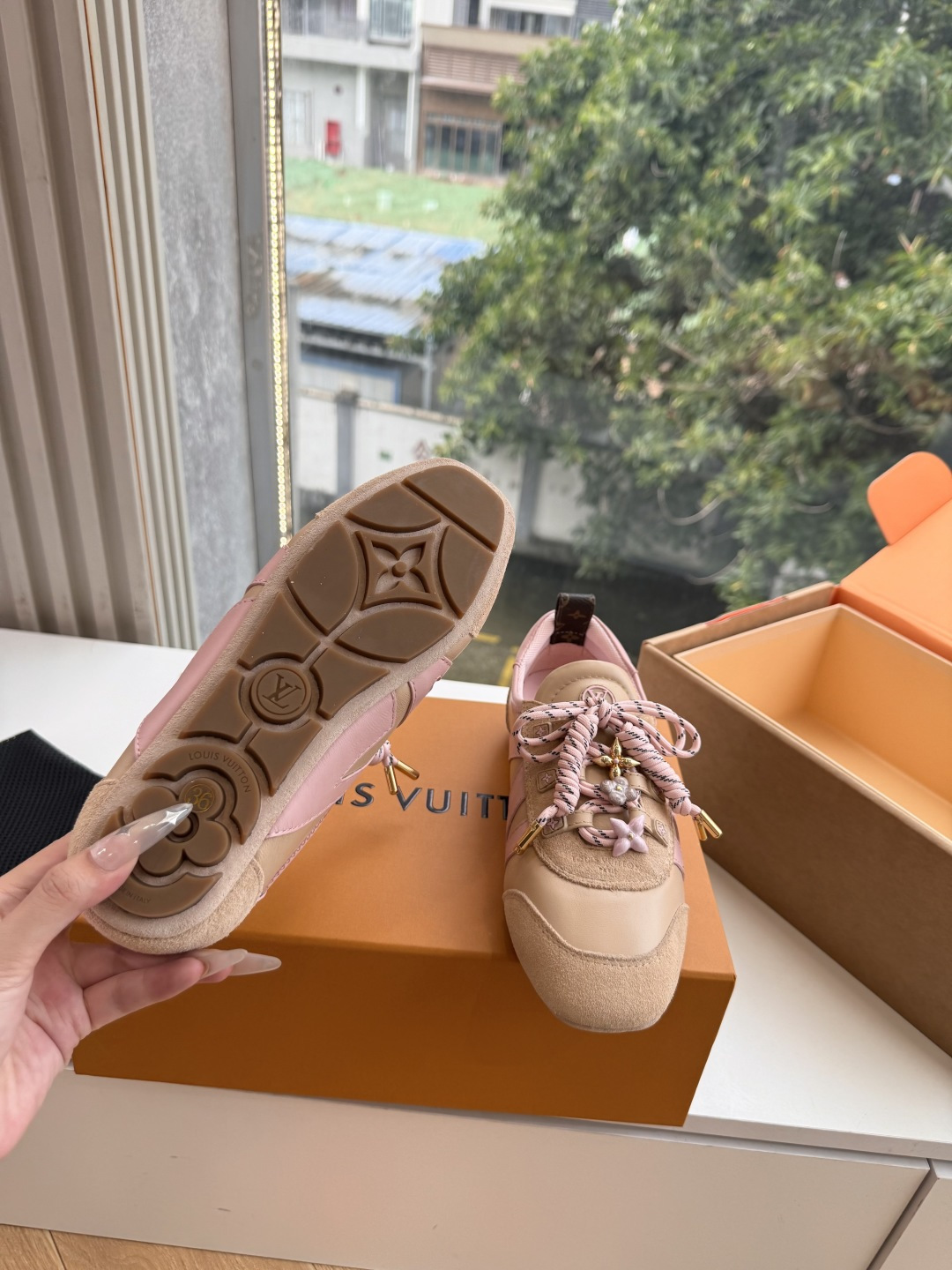 G000所见即所得秀场新款上推出的 LV Footprint Soccer 芭蕾运动鞋是 Pharrell Willia