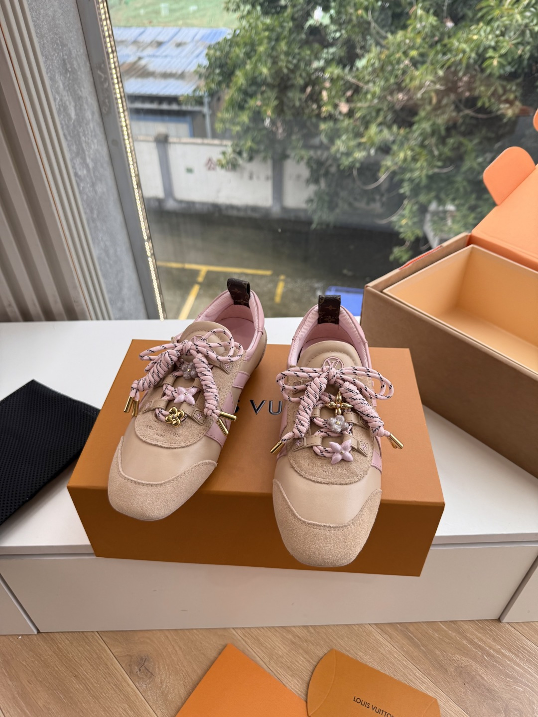 G000所见即所得秀场新款上推出的 LV Footprint Soccer 芭蕾运动鞋是 Pharrell Willia