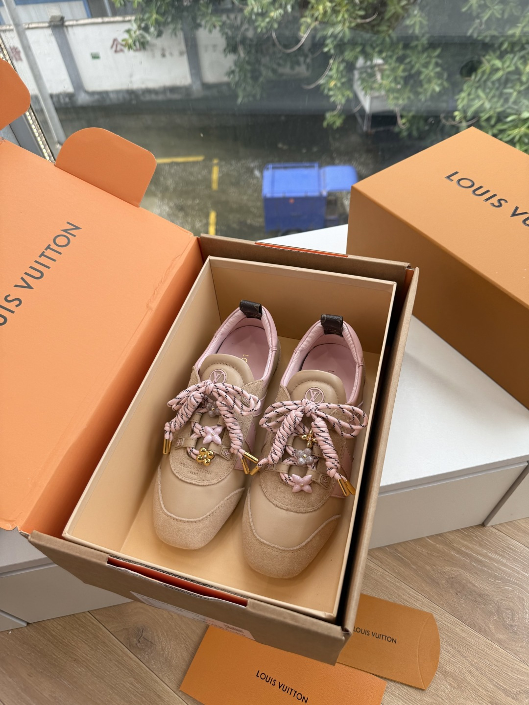 G000所见即所得秀场新款上推出的 LV Footprint Soccer 芭蕾运动鞋是 Pharrell Willia