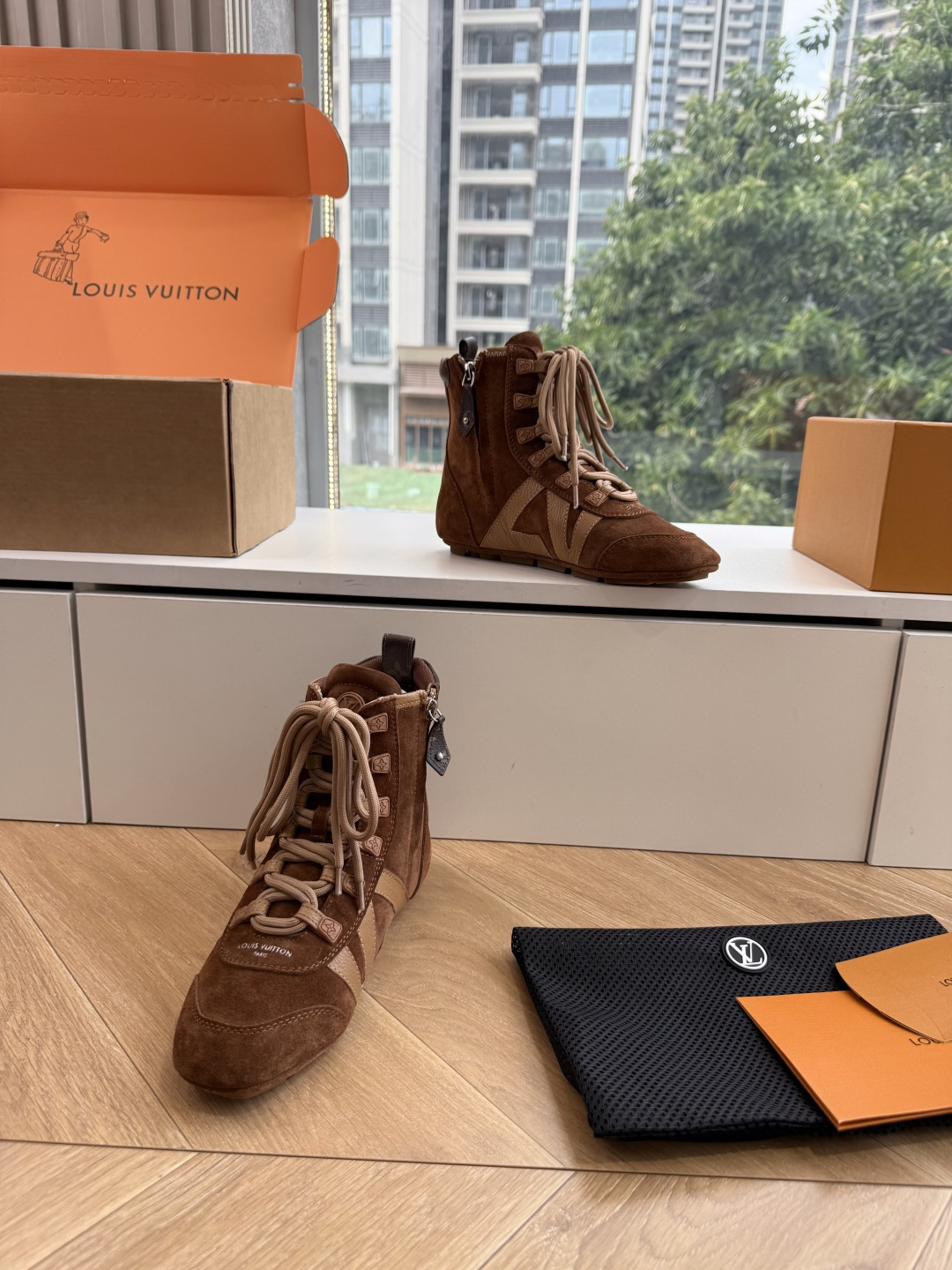 G000秀场新款上推出的 LV Footprint Soccer 芭蕾运动鞋是 Pharrell Williams 设计