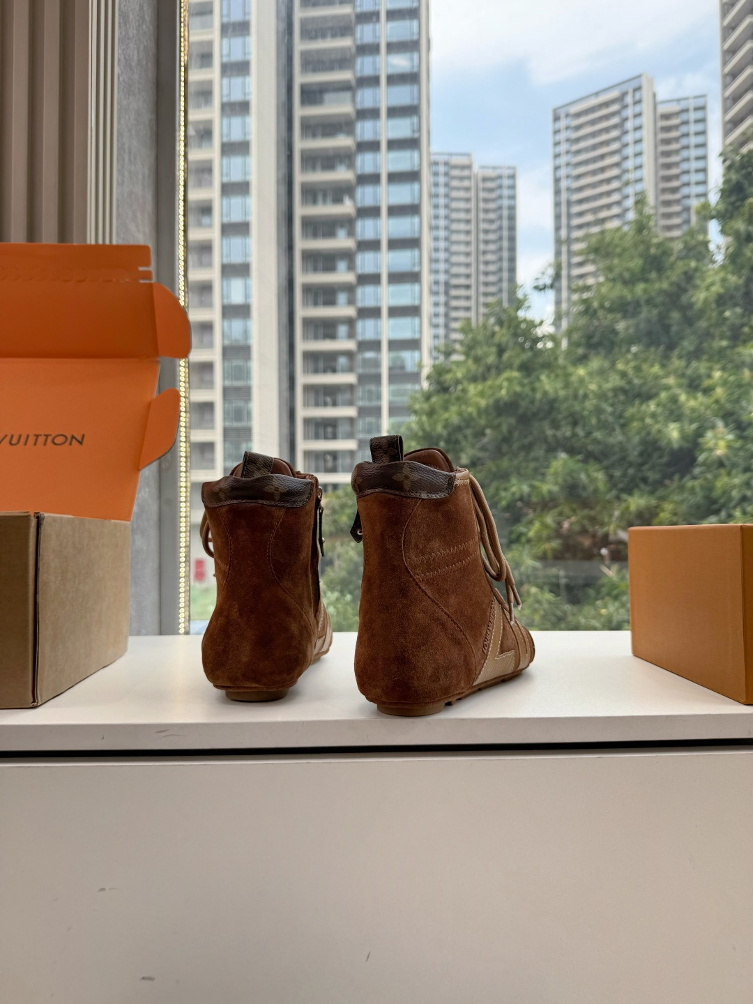 G000秀场新款上推出的 LV Footprint Soccer 芭蕾运动鞋是 Pharrell Williams 设计
