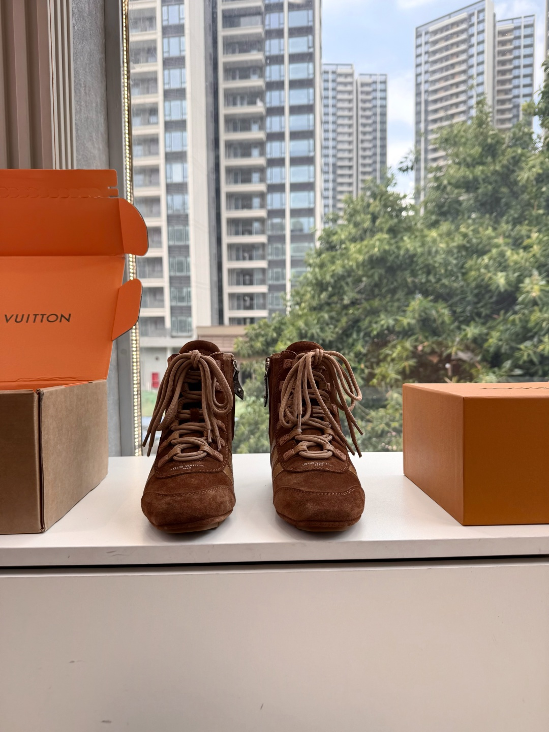 G000秀场新款上推出的 LV Footprint Soccer 芭蕾运动鞋是 Pharrell Williams 设计