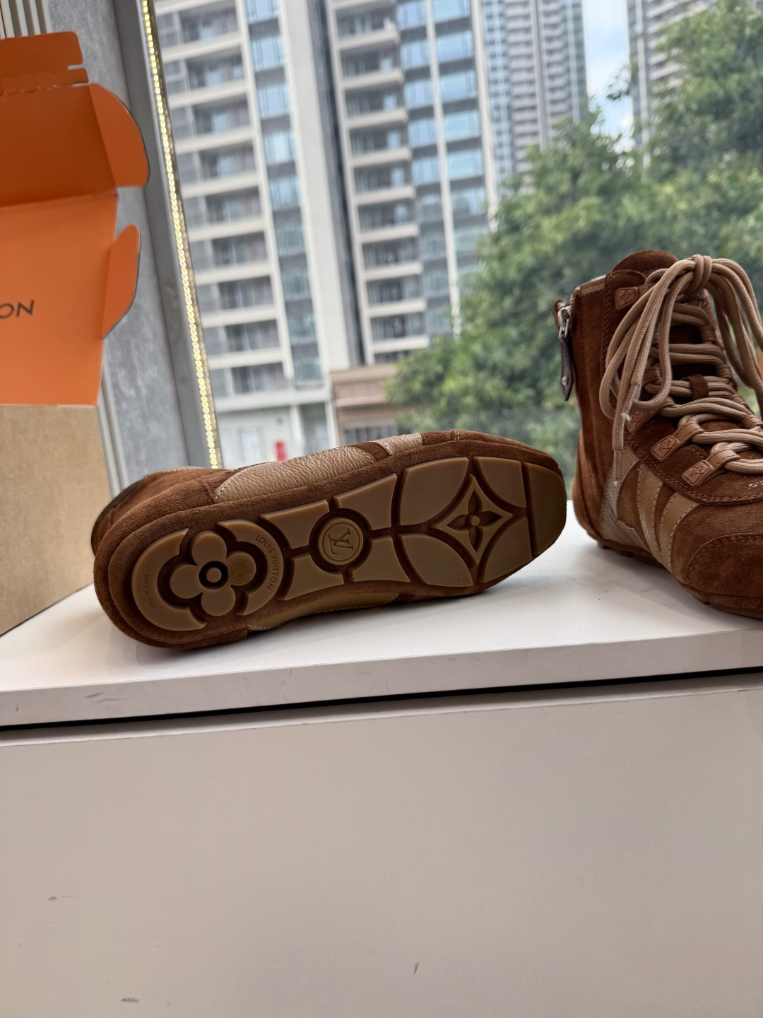 G000秀场新款上推出的 LV Footprint Soccer 芭蕾运动鞋是 Pharrell Williams 设计