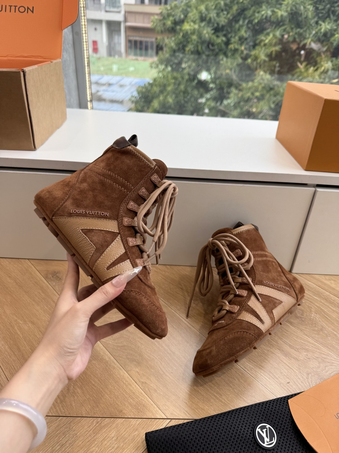 G000秀场新款上推出的 LV Footprint Soccer 芭蕾运动鞋是 Pharrell Williams 设计