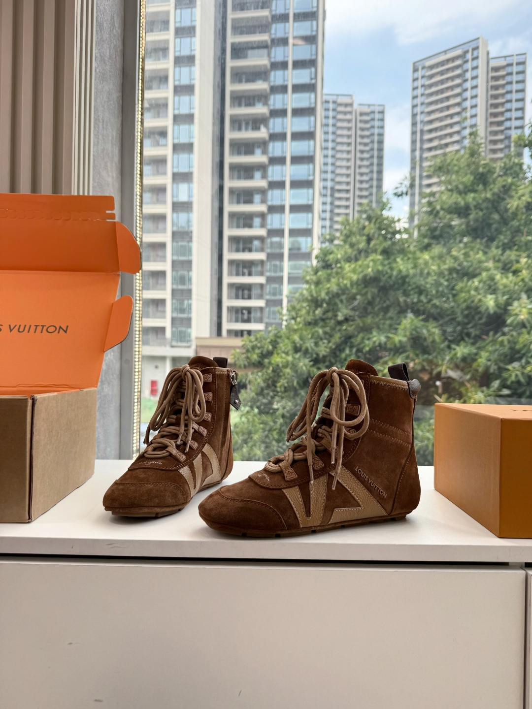 G000秀场新款上推出的 LV Footprint Soccer 芭蕾运动鞋是 Pharrell Williams 设计