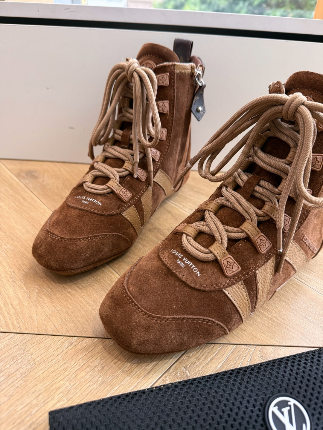G000秀场新款上推出的 LV Footprint Soccer 芭蕾运动鞋是 Pharrell Williams 设计