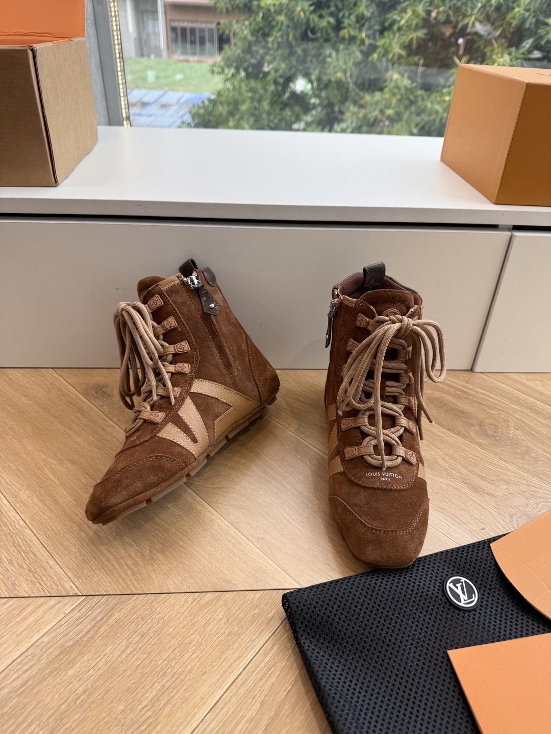 G000秀场新款上推出的 LV Footprint Soccer 芭蕾运动鞋是 Pharrell Williams 设计