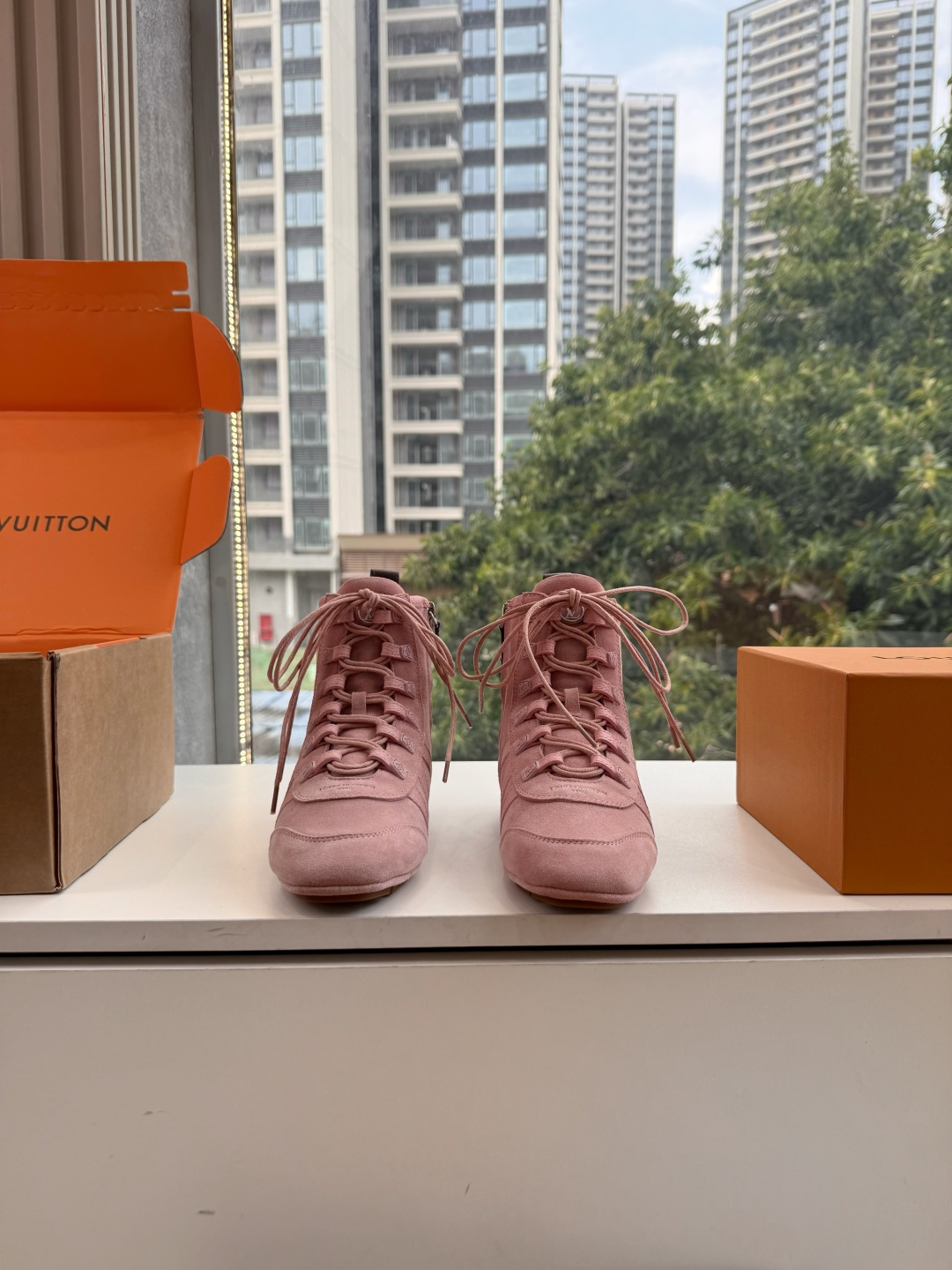 G000秀场新款上推出的 LV Footprint Soccer 芭蕾运动鞋是 Pharrell Williams 设计