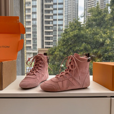 G000秀场新款上推出的 LV Footprint Soccer 芭蕾运动鞋是 Pharrell Williams 设计 G000秀场新款上推出的 LV Footprint Soccer 芭蕾运动鞋是 Pharrell Williams 设计