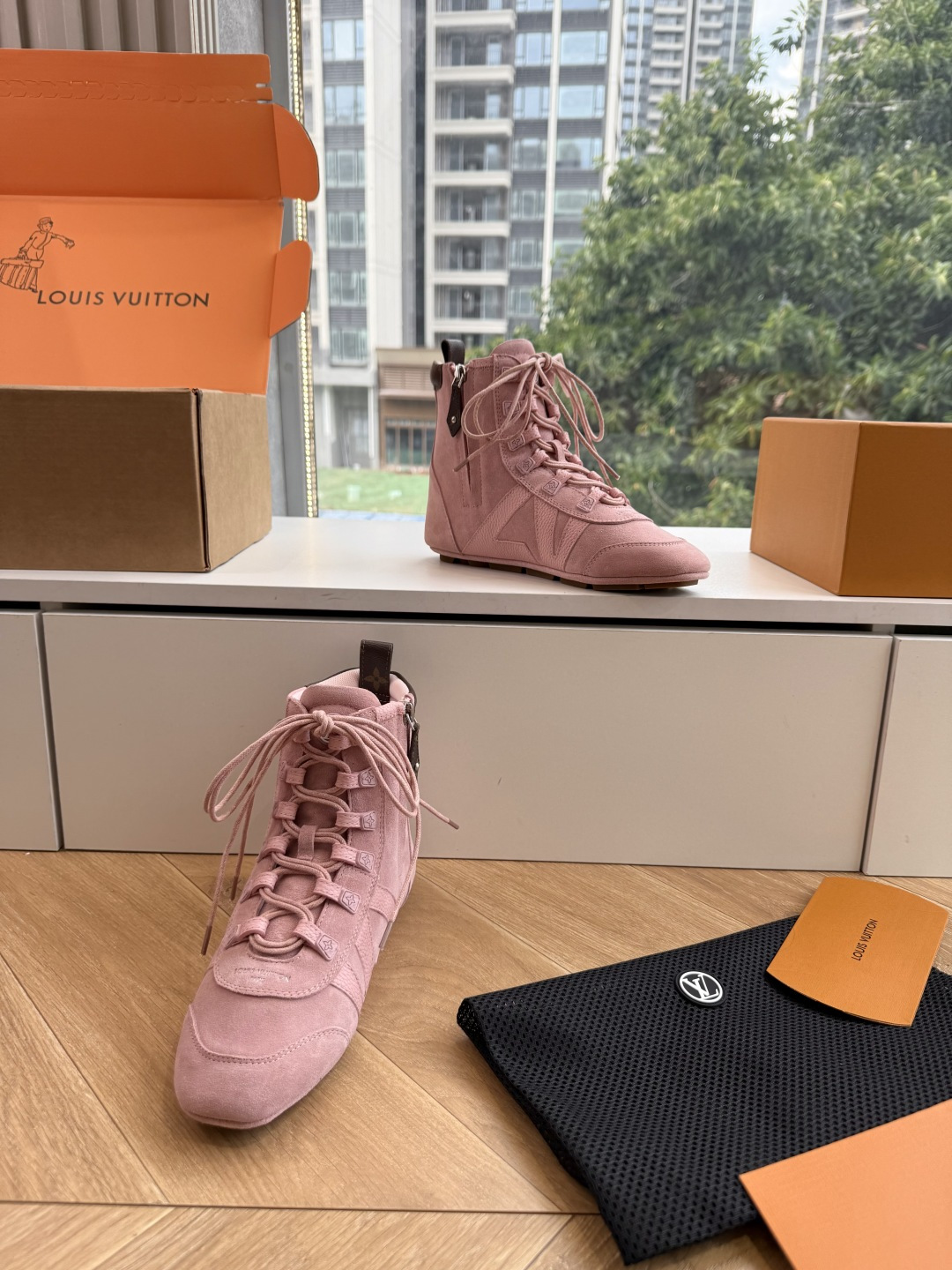 G000秀场新款上推出的 LV Footprint Soccer 芭蕾运动鞋是 Pharrell Williams 设计 G000秀场新款上推出的 LV Footprint Soccer 芭蕾运动鞋是 Pharrell Williams 设计