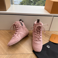 G000秀场新款上推出的 LV Footprint Soccer 芭蕾运动鞋是 Pharrell Williams 设计 G000秀场新款上推出的 LV Footprint Soccer 芭蕾运动鞋是 Pharrell Williams 设计