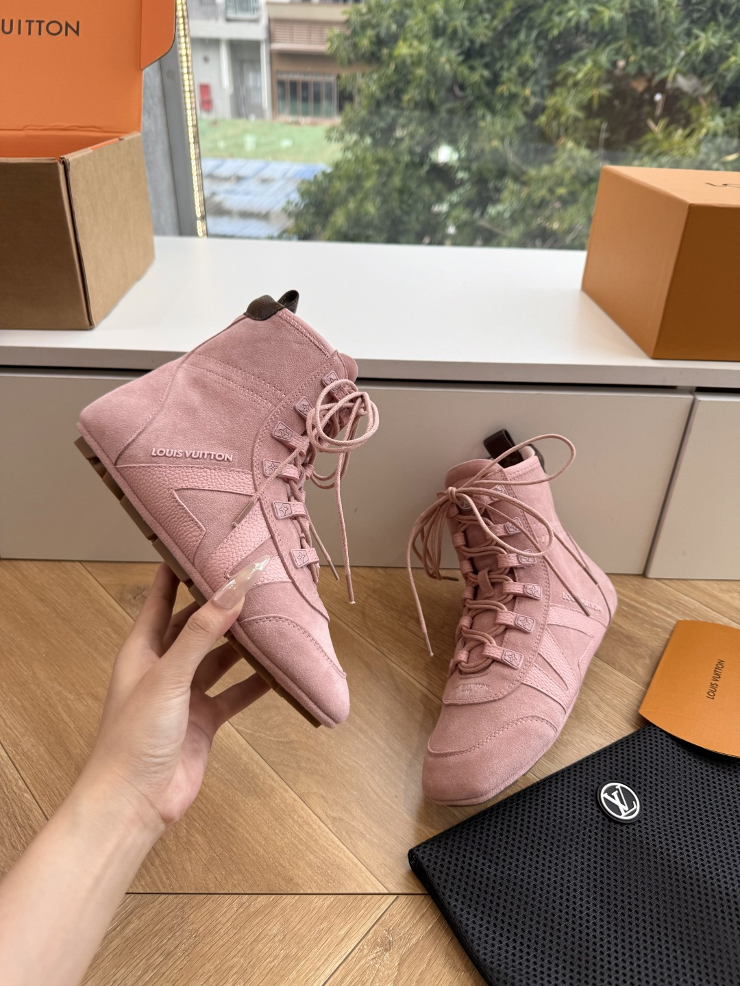 G000秀场新款上推出的 LV Footprint Soccer 芭蕾运动鞋是 Pharrell Williams 设计 G000秀场新款上推出的 LV Footprint Soccer 芭蕾运动鞋是 Pharrell Williams 设计