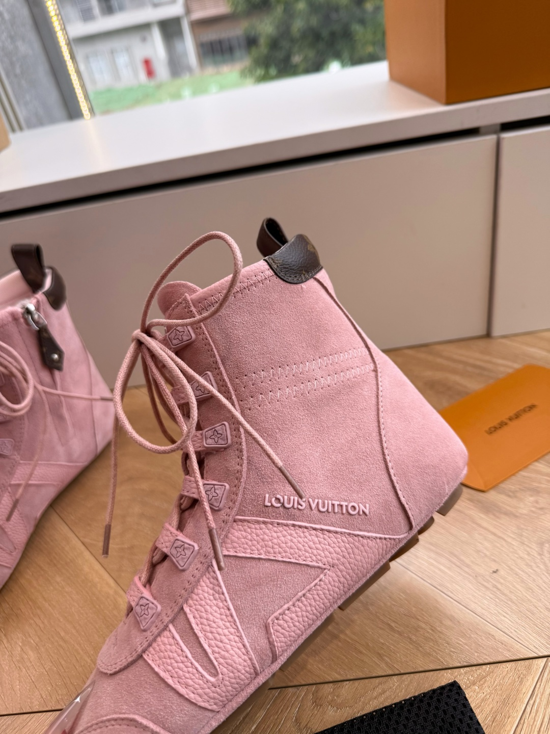 G000秀场新款上推出的 LV Footprint Soccer 芭蕾运动鞋是 Pharrell Williams 设计 G000秀场新款上推出的 LV Footprint Soccer 芭蕾运动鞋是 Pharrell Williams 设计