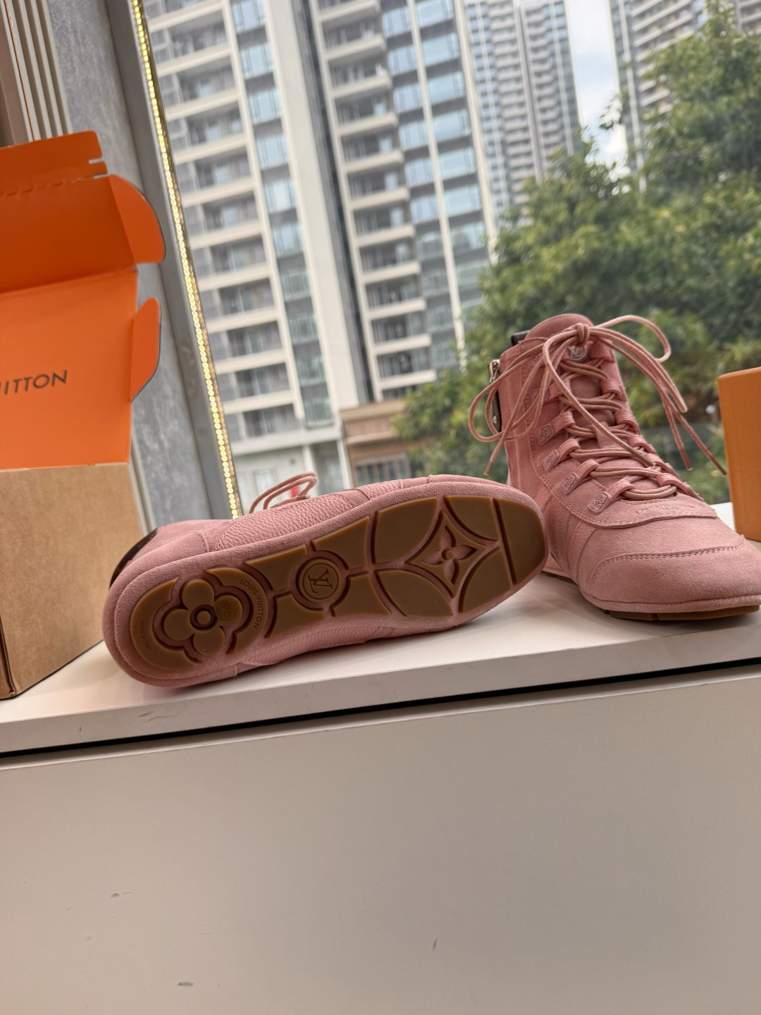 G000秀场新款上推出的 LV Footprint Soccer 芭蕾运动鞋是 Pharrell Williams 设计 G000秀场新款上推出的 LV Footprint Soccer 芭蕾运动鞋是 Pharrell Williams 设计