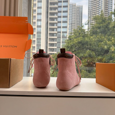 G000秀场新款上推出的 LV Footprint Soccer 芭蕾运动鞋是 Pharrell Williams 设计 G000秀场新款上推出的 LV Footprint Soccer 芭蕾运动鞋是 Pharrell Williams 设计