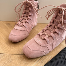 G000秀场新款上推出的 LV Footprint Soccer 芭蕾运动鞋是 Pharrell Williams 设计 G000秀场新款上推出的 LV Footprint Soccer 芭蕾运动鞋是 Pharrell Williams 设计