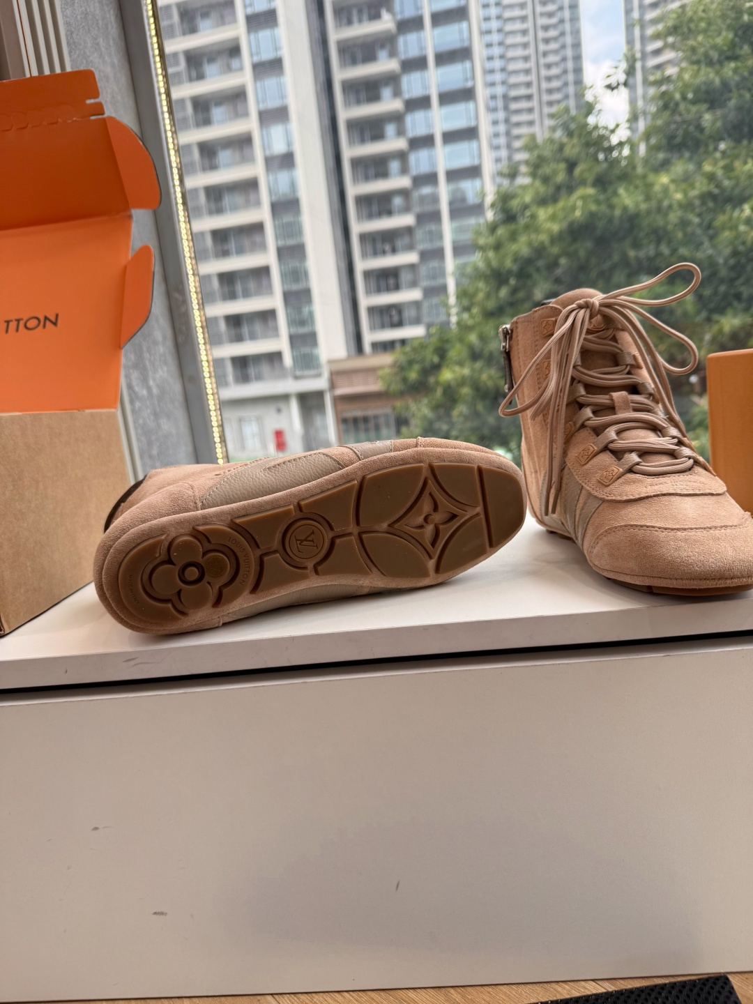 G000秀场新款上推出的 LV Footprint Soccer 芭蕾运动鞋是 Pharrell Williams 设计