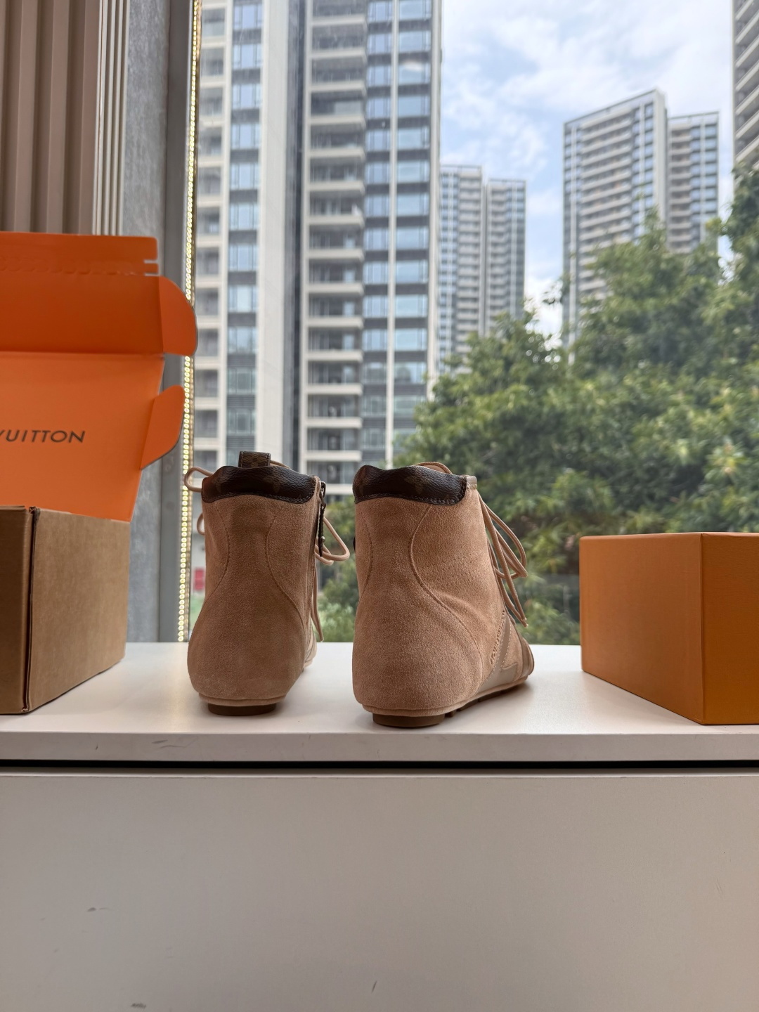 G000秀场新款上推出的 LV Footprint Soccer 芭蕾运动鞋是 Pharrell Williams 设计