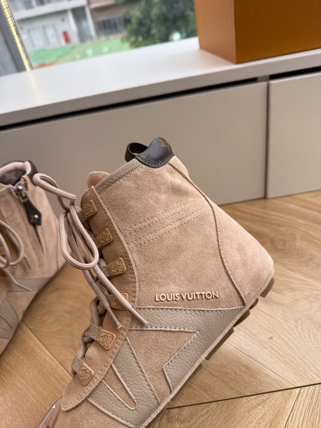 G000秀场新款上推出的 LV Footprint Soccer 芭蕾运动鞋是 Pharrell Williams 设计