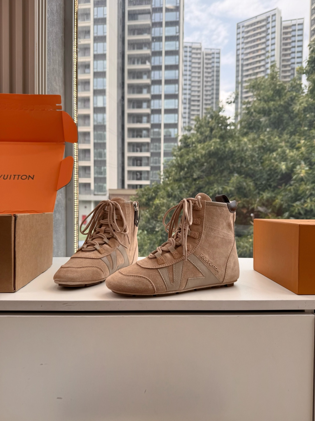 G000秀场新款上推出的 LV Footprint Soccer 芭蕾运动鞋是 Pharrell Williams 设计