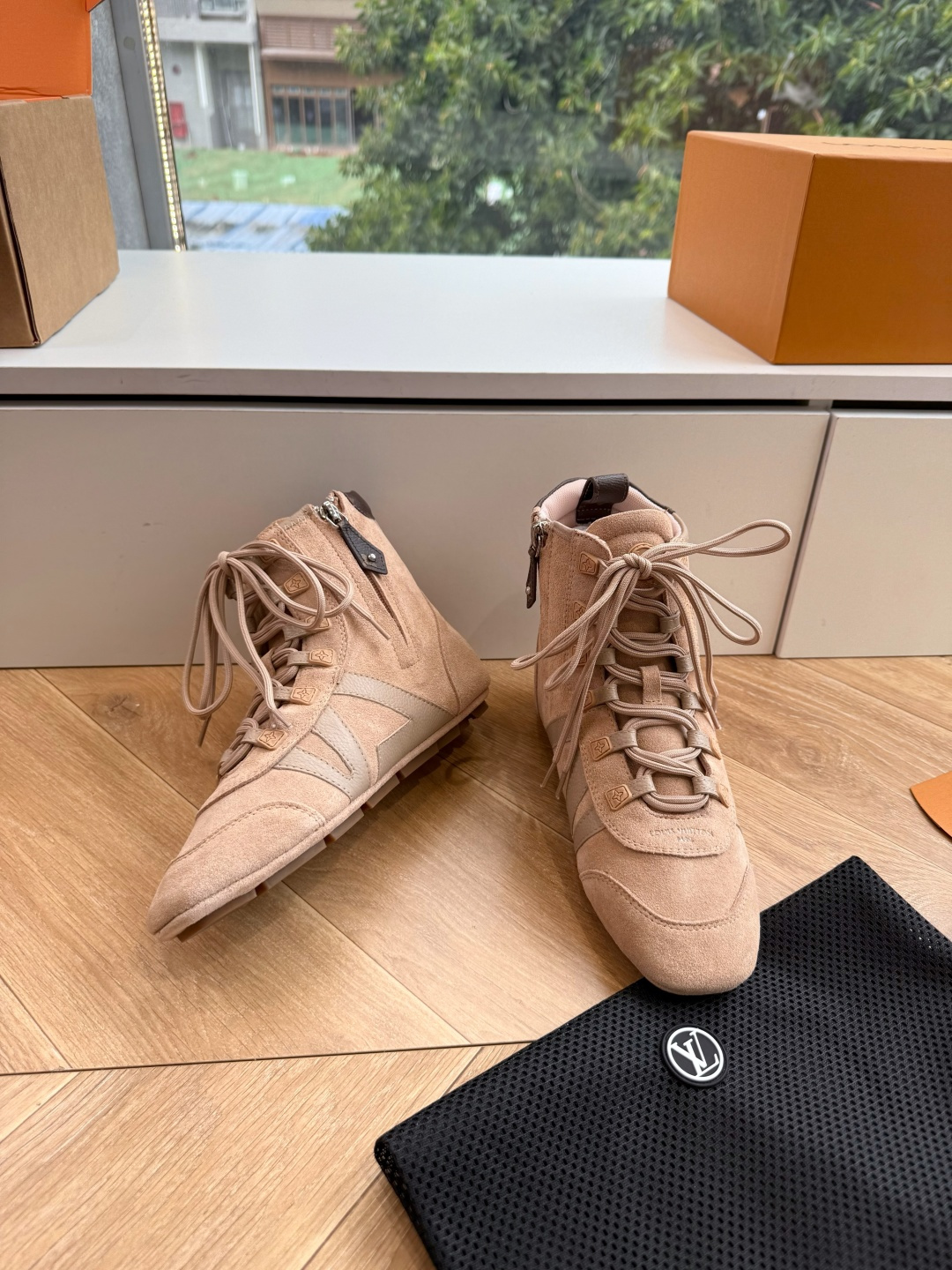 G000秀场新款上推出的 LV Footprint Soccer 芭蕾运动鞋是 Pharrell Williams 设计