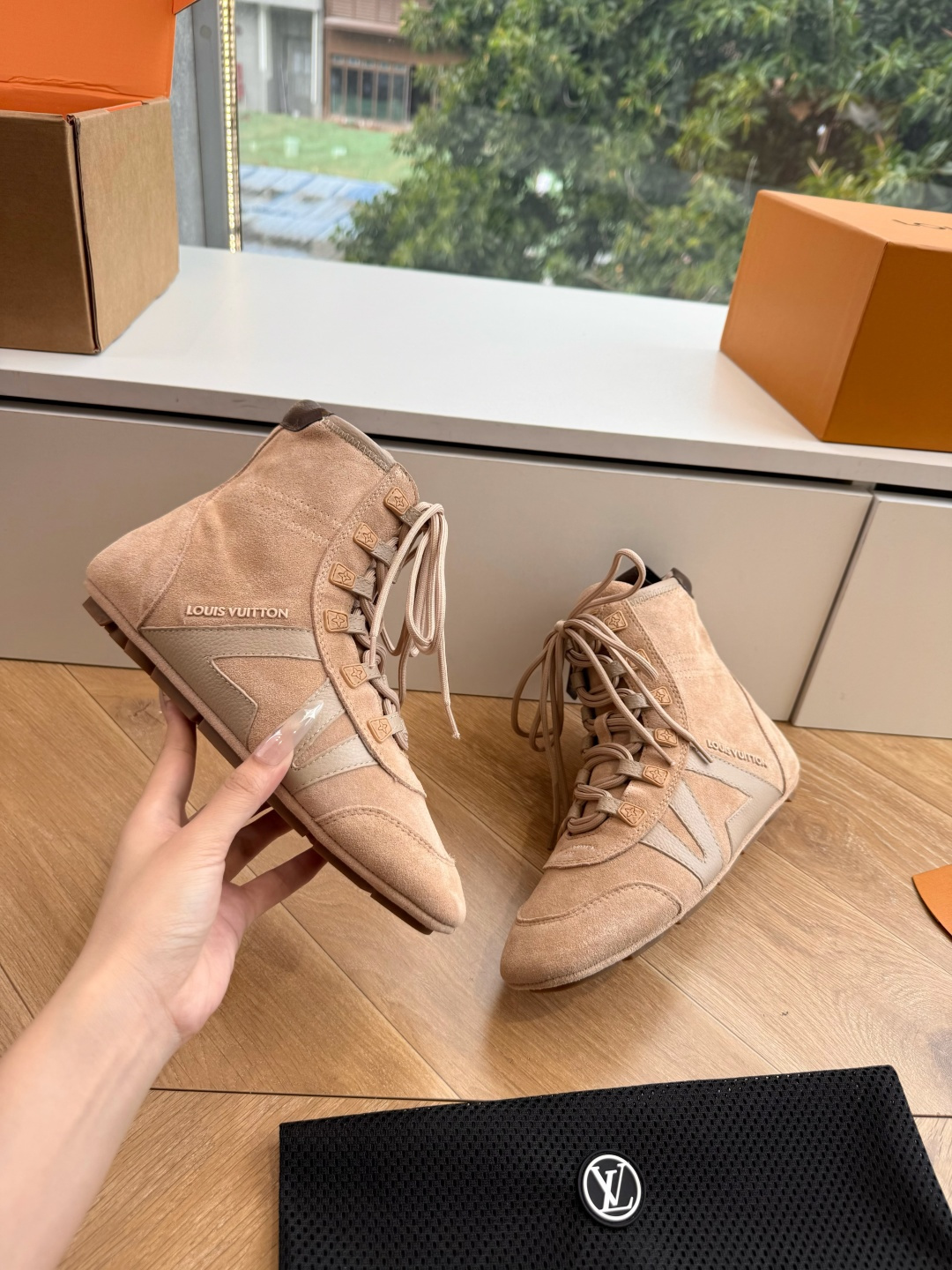 G000秀场新款上推出的 LV Footprint Soccer 芭蕾运动鞋是 Pharrell Williams 设计