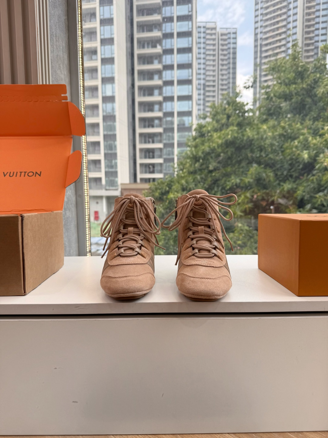 G000秀场新款上推出的 LV Footprint Soccer 芭蕾运动鞋是 Pharrell Williams 设计