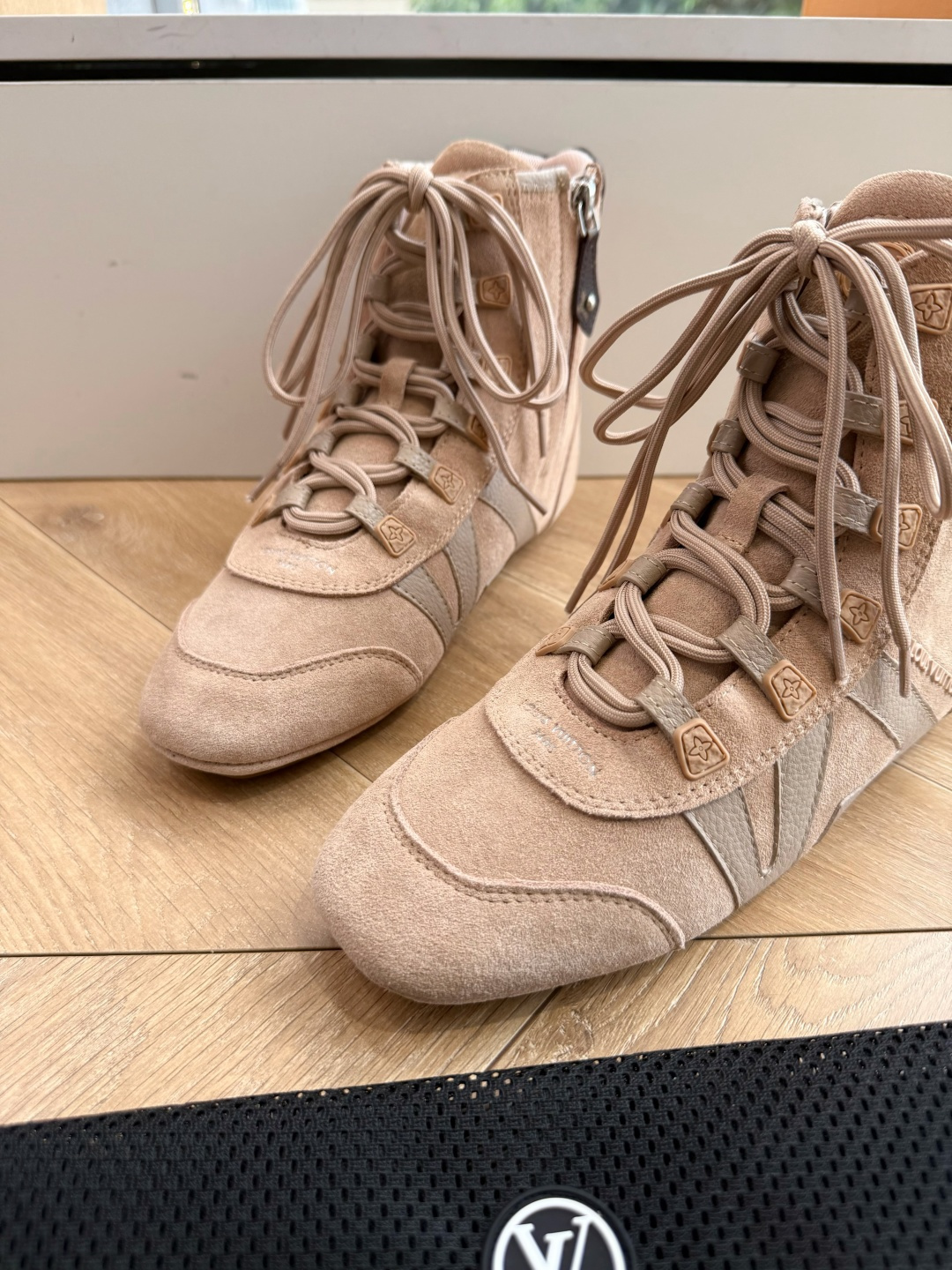 G000秀场新款上推出的 LV Footprint Soccer 芭蕾运动鞋是 Pharrell Williams 设计