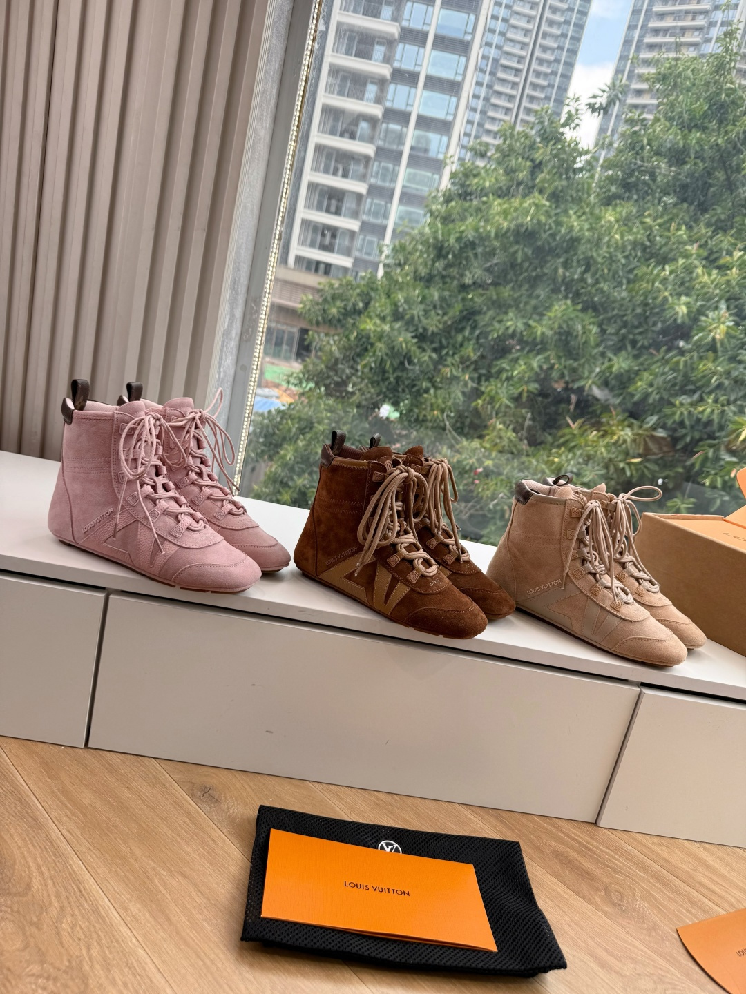 G000秀场新款上推出的 LV Footprint Soccer 芭蕾运动鞋是 Pharrell Williams 设计 G000秀场新款上推出的 LV Footprint Soccer 芭蕾运动鞋是 Pharrell Williams 设计