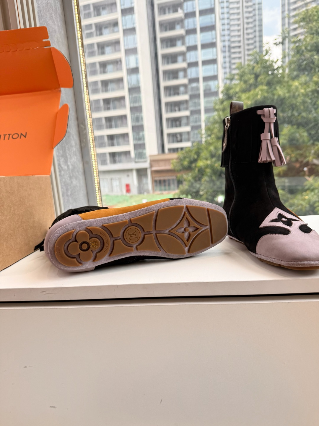 G000秀场新款上推出的 LV Footprint Soccer 芭蕾运动鞋是 Pharrell Williams 设计