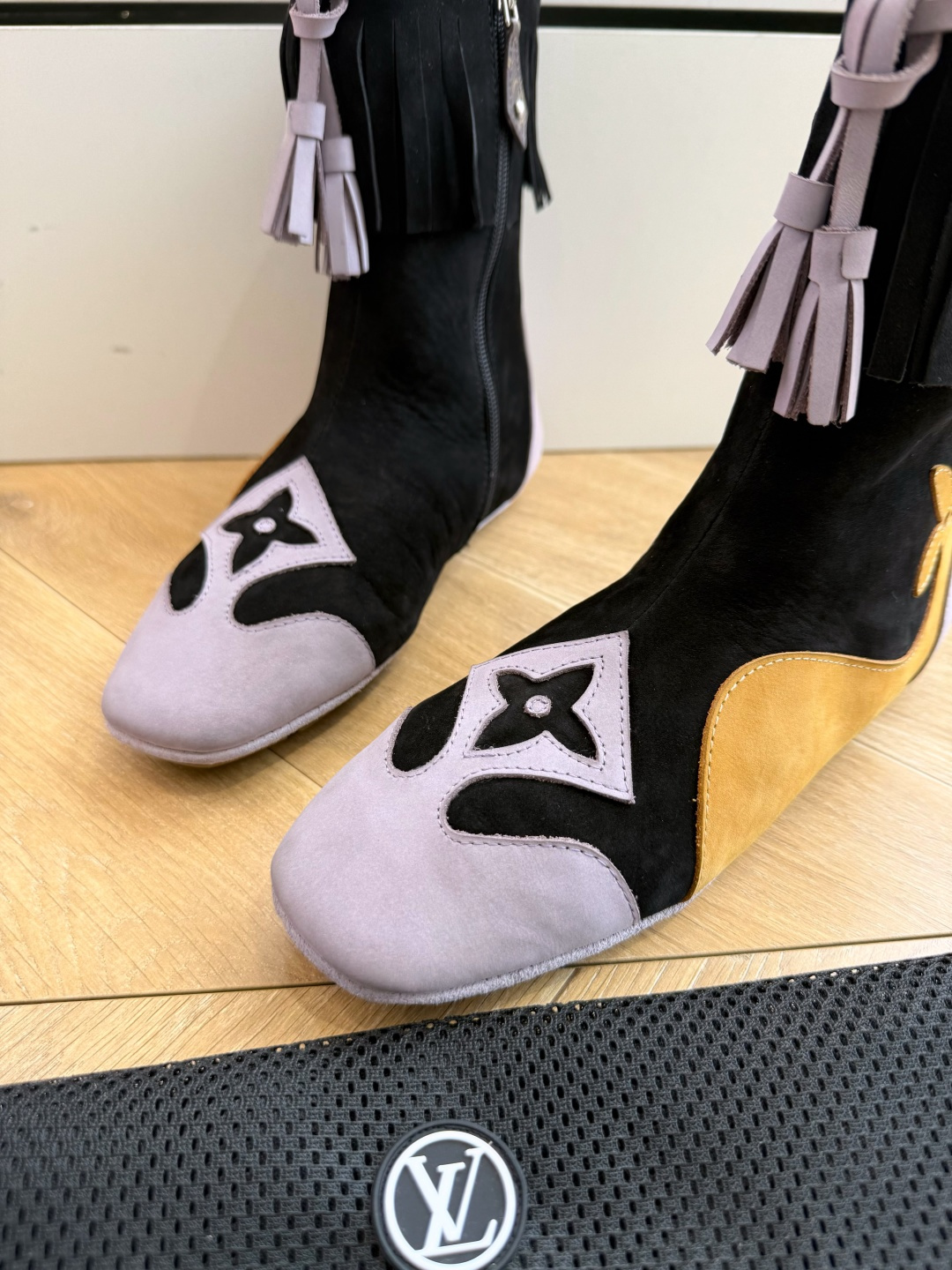 G000秀场新款上推出的 LV Footprint Soccer 芭蕾运动鞋是 Pharrell Williams 设计