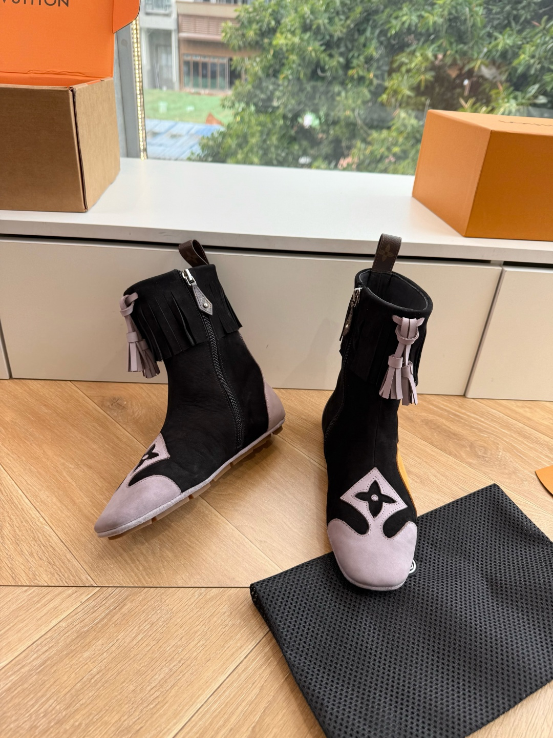 G000秀场新款上推出的 LV Footprint Soccer 芭蕾运动鞋是 Pharrell Williams 设计