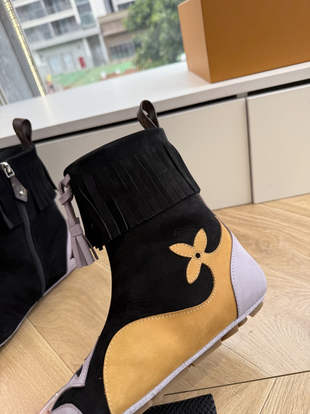 G000秀场新款上推出的 LV Footprint Soccer 芭蕾运动鞋是 Pharrell Williams 设计