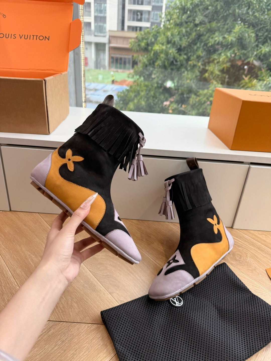G000秀场新款上推出的 LV Footprint Soccer 芭蕾运动鞋是 Pharrell Williams 设计