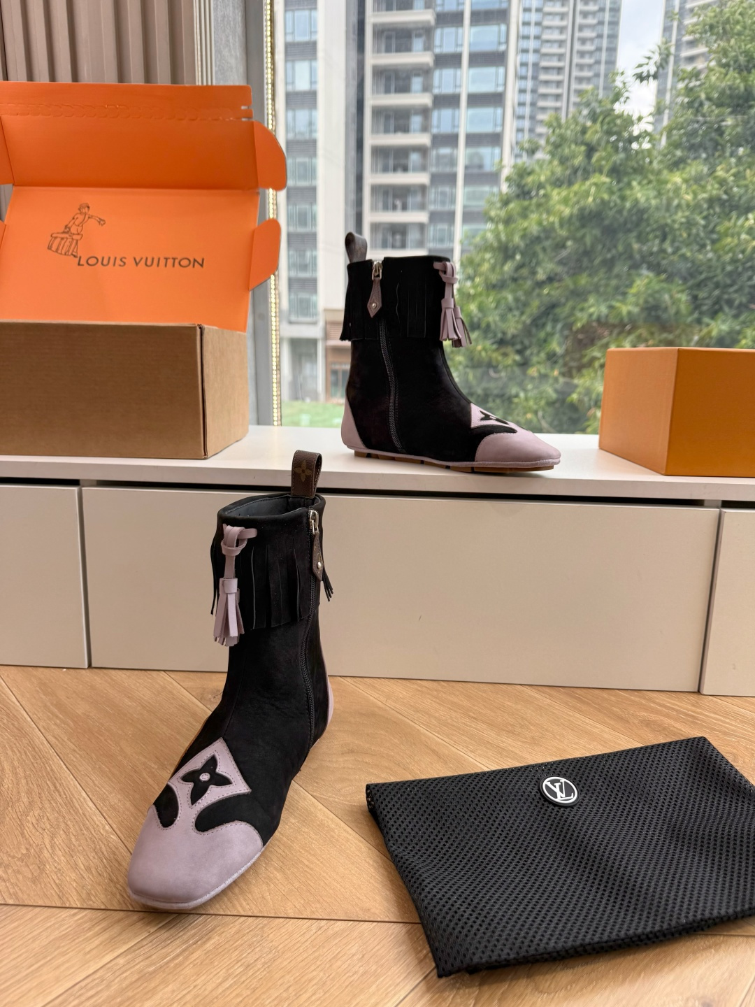 G000秀场新款上推出的 LV Footprint Soccer 芭蕾运动鞋是 Pharrell Williams 设计