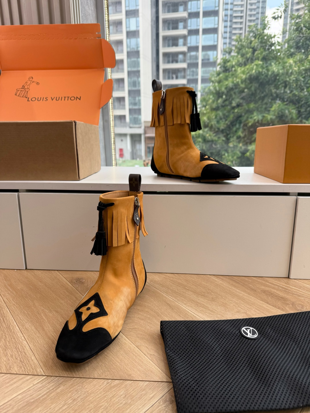 G000秀场新款上推出的 LV Footprint Soccer 芭蕾运动鞋是 Pharrell Williams 设计