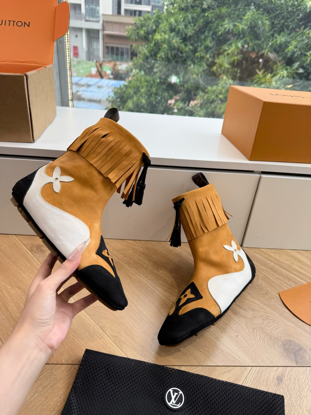 G000秀场新款上推出的 LV Footprint Soccer 芭蕾运动鞋是 Pharrell Williams 设计