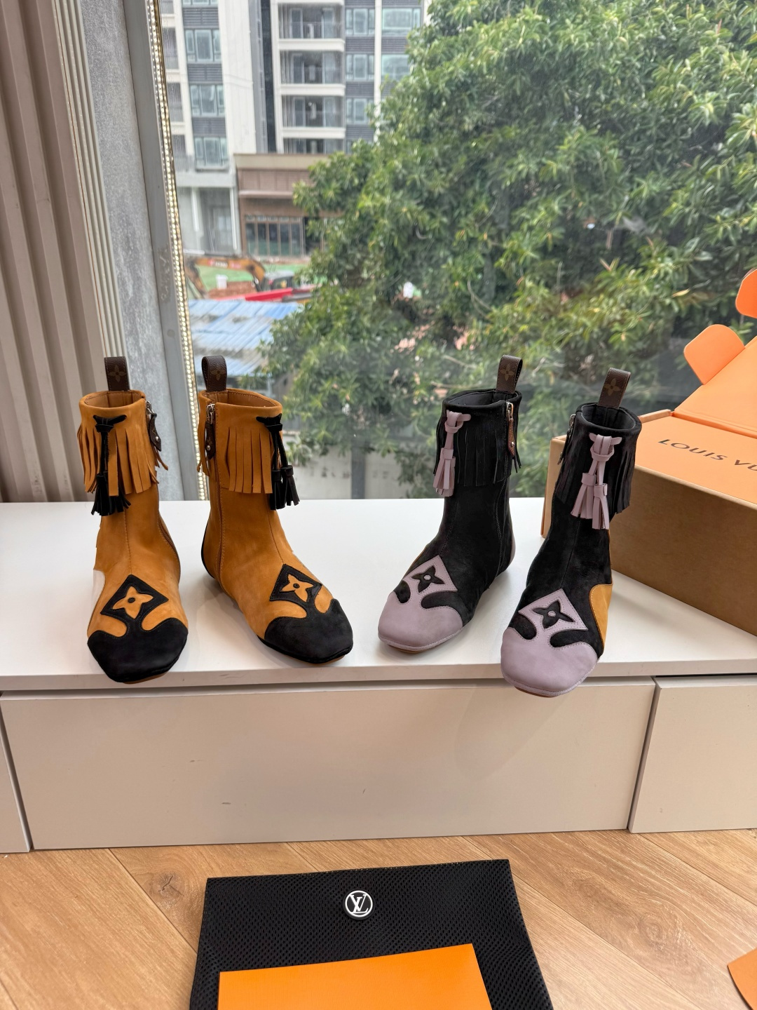 G000秀场新款上推出的 LV Footprint Soccer 芭蕾运动鞋是 Pharrell Williams 设计 G000秀场新款上推出的 LV Footprint Soccer 芭蕾运动鞋是 Pharrell Williams 设计
