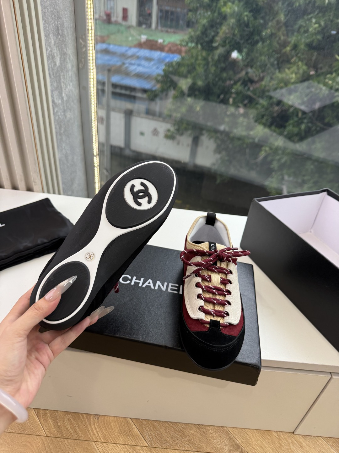 G059chanel26a球鞋美到心巴上 一买一个不吱声 讲道理 看到实物穿上脚 就会觉得右边黑色的更好看 有底有厚度 G059chanel26a球鞋美到心巴上 一买一个不吱声 讲道理 看到实物穿上脚 就会觉得右边黑色的更好看 有底有厚度