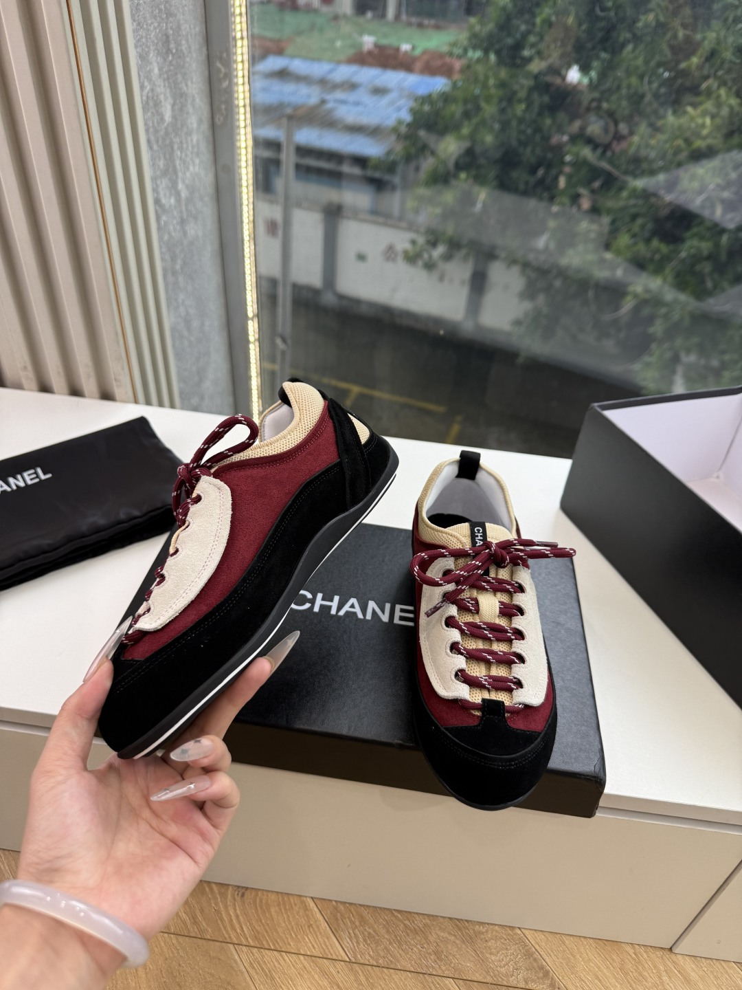 G059chanel26a球鞋美到心巴上 一买一个不吱声 讲道理 看到实物穿上脚 就会觉得右边黑色的更好看 有底有厚度 G059chanel26a球鞋美到心巴上 一买一个不吱声 讲道理 看到实物穿上脚 就会觉得右边黑色的更好看 有底有厚度